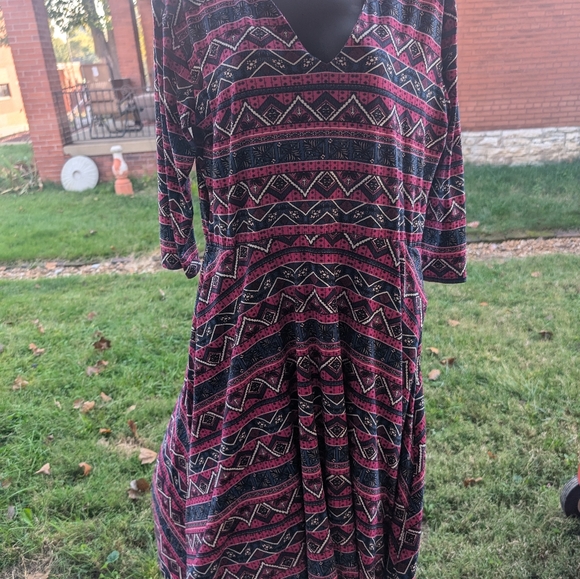 Adorable wine patterned midi dress - Picture 2 of 4